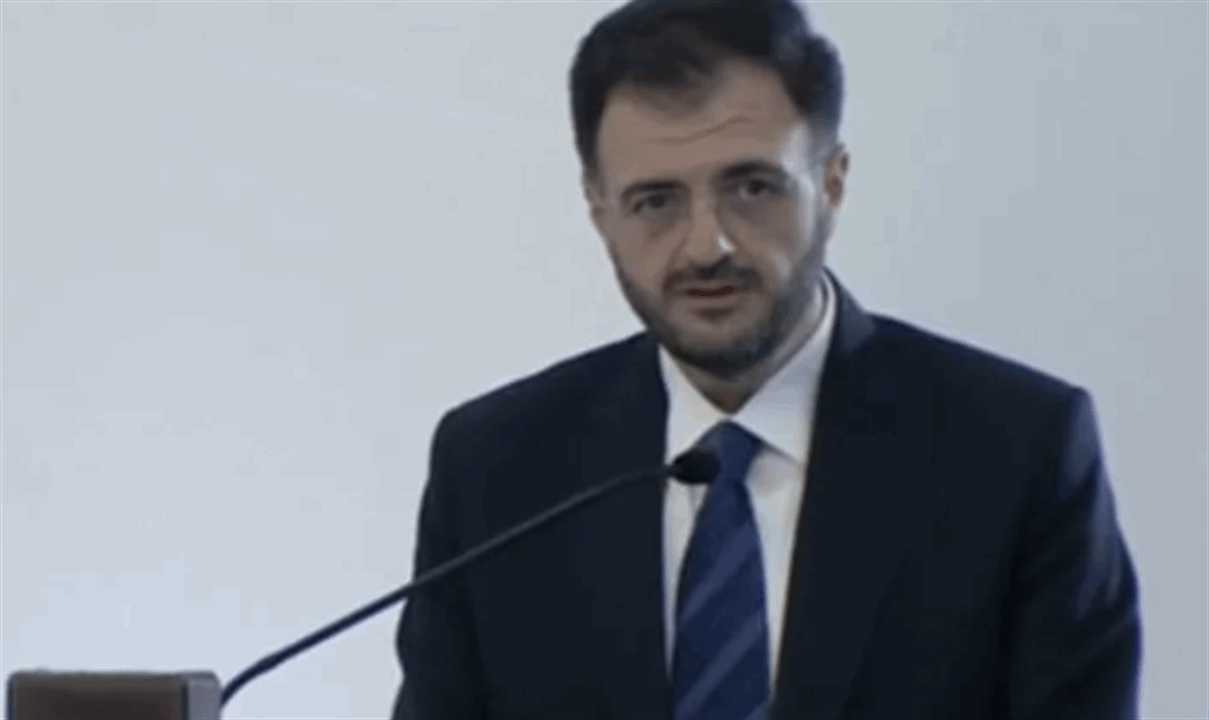 "موقف نادر".. وزير يقف "بالدور"! (صورة) 