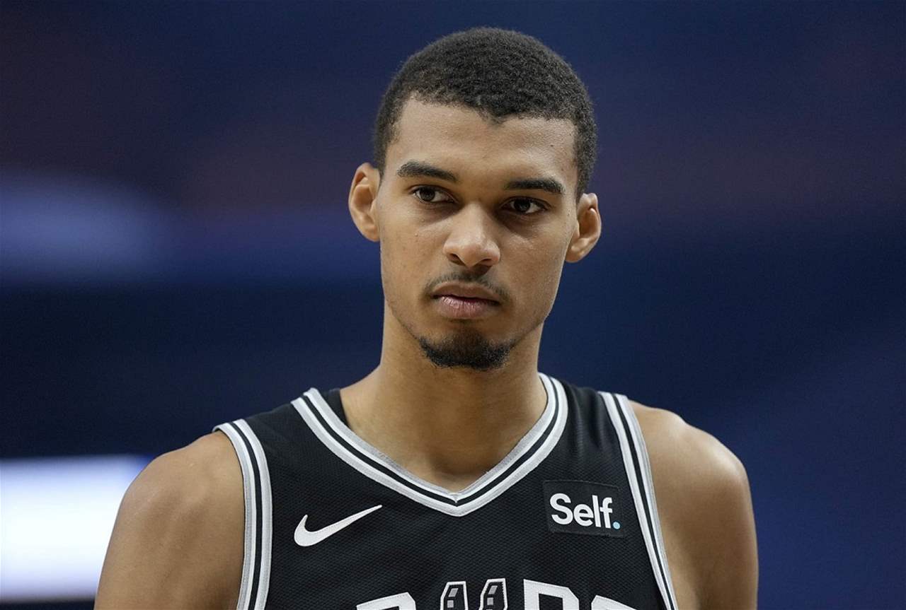 فيديو - نجم كرة السلة يلعب كرة القدم مع الأطفال