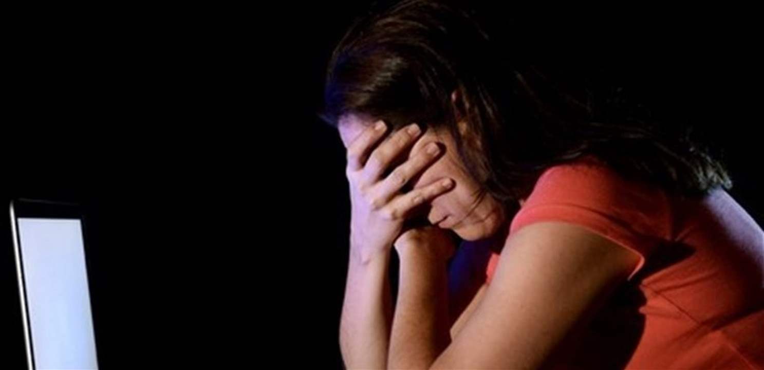 هدّدها وإبتزّها بمبلغ ماليّ لقاء عدم نشر صورها.. إليكم ما حصل!