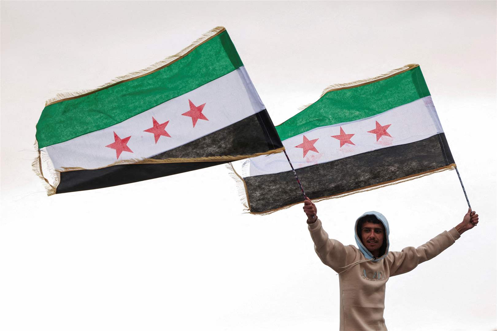 لأول مرّة رفع العلم السوري الجديد في هذا الموقع! 