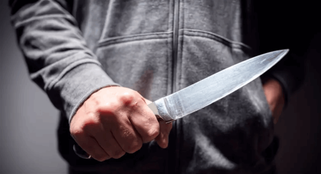 كان يصلي إلى جانبه.. شخص يطعن آخر داخل مسجد