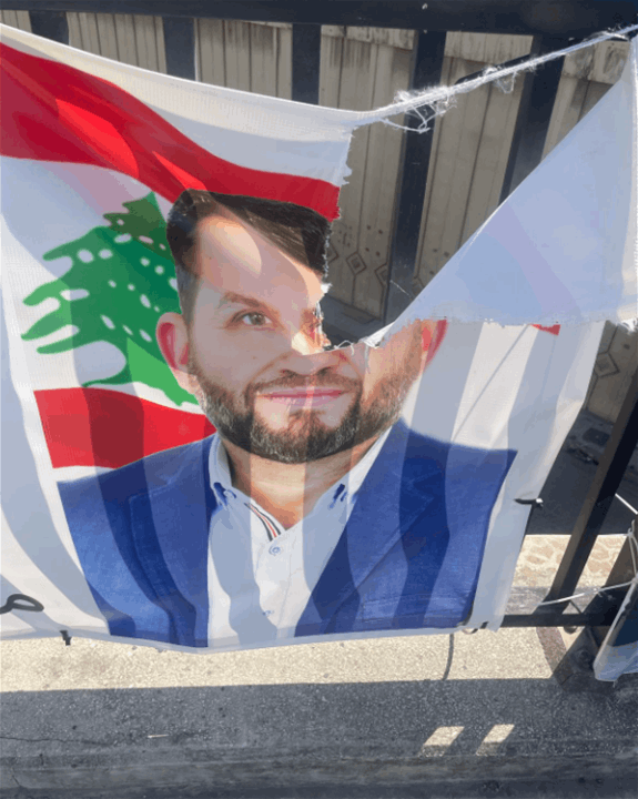 تمزيق صور مرشح.. والمشتبه به حفيد المنافس(صور) 