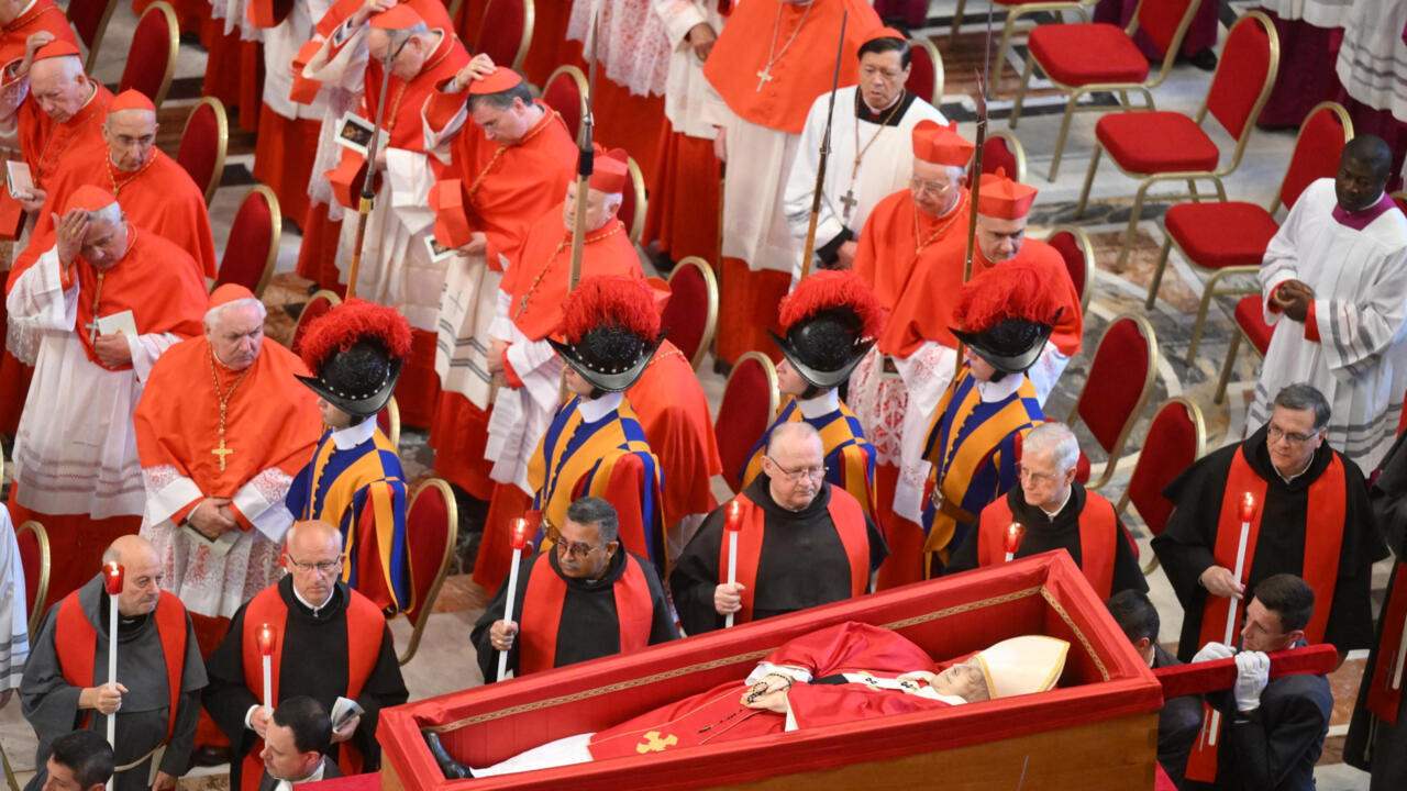 بالفيديو.. العالم يودع البابا فرنسيس 