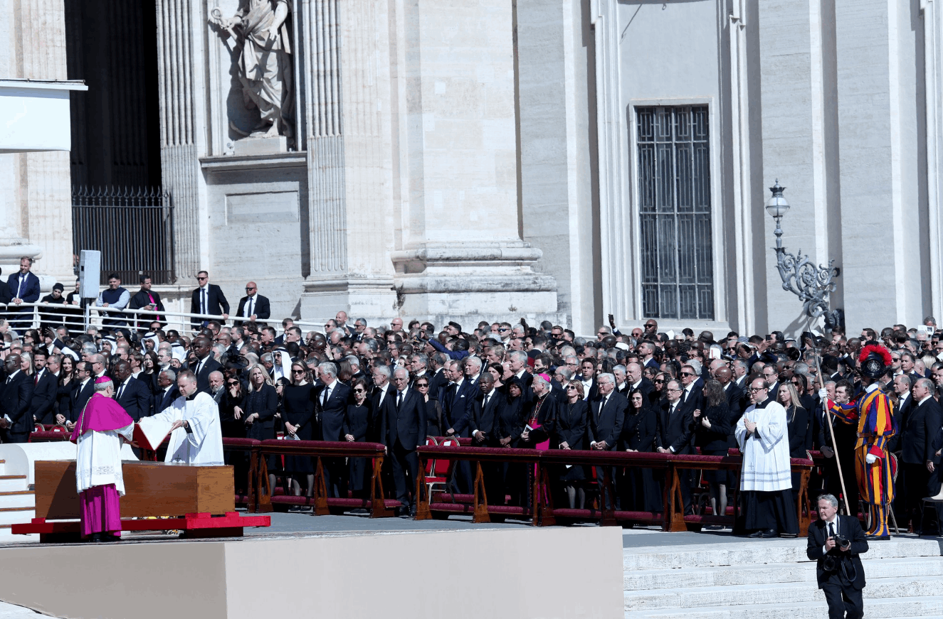 على هامش جنازة البابا.. مصافحات لبنانية - دولية (صور) 