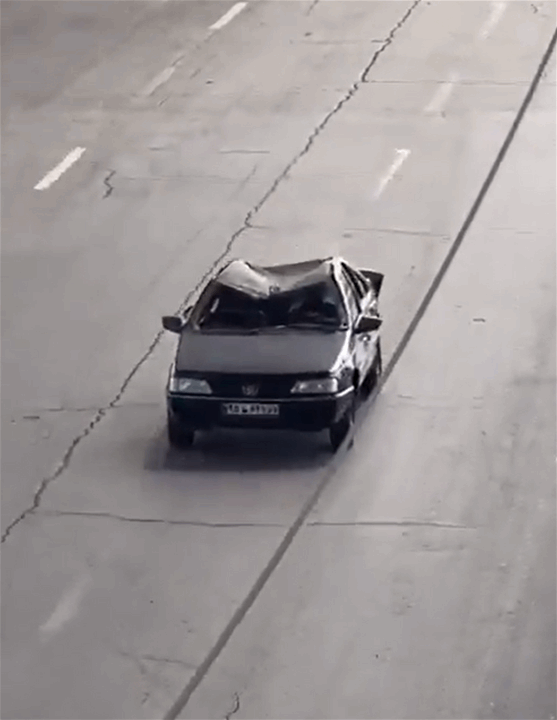 هكذا بدت السيارات المتضررة من إنفجار ميناء بندر عباس (فيديو) 