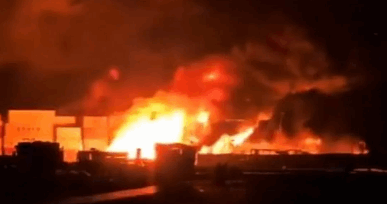 إنفجارات متجددة في ميناء بندر عباس جنوبي إيران (فيديو) 