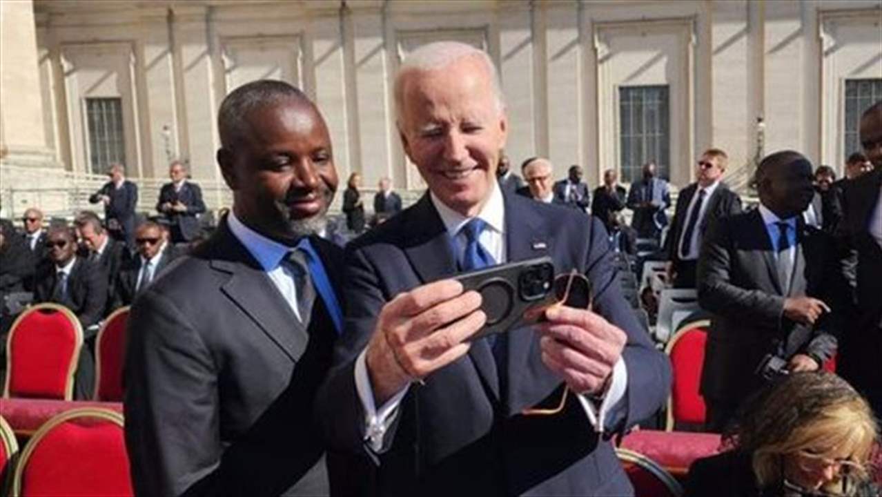 "سيلفي" في حضرة الوداع البابوي (فيديو)