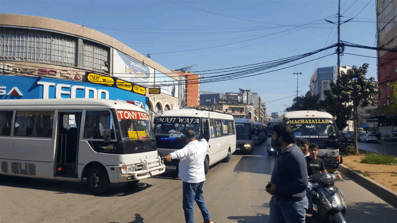 سائقو الباصات العمومية يقطعون الطريق أمام سرايا طرابلس (صور) 