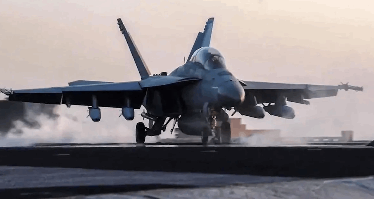 سقوط طائرة "إف-18" في البحر الأحمر.. ماذا حصل؟  