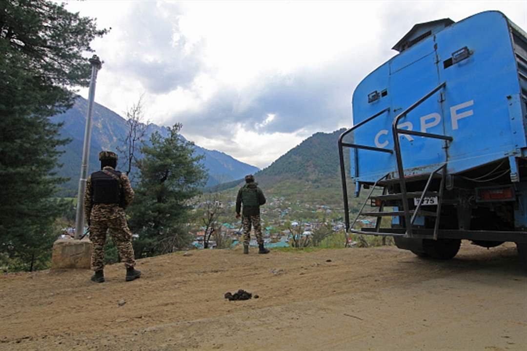 بالاسلحة الثقيلة.. اشتباكات بين الهند وباكستان (شاهد الفيديو)