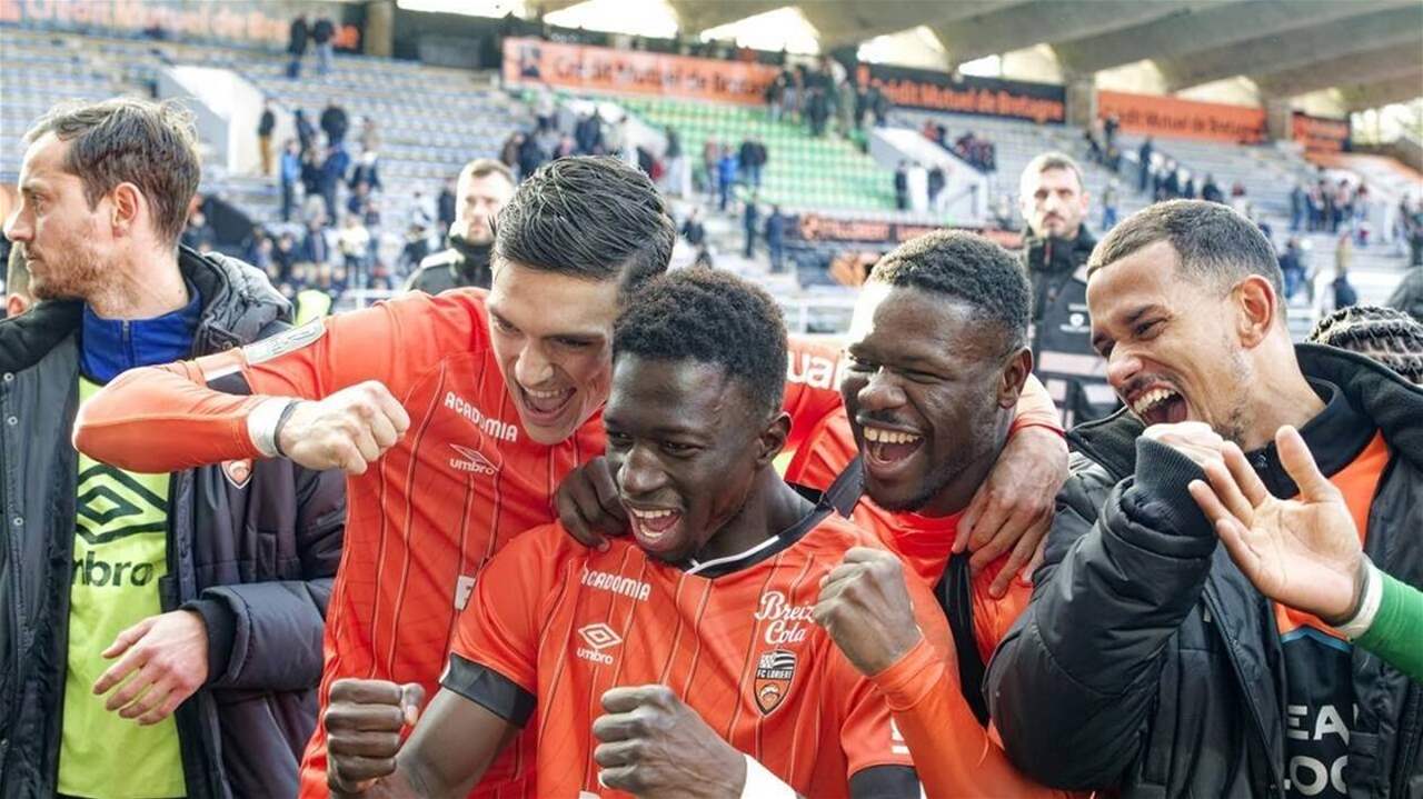 فيديو - احضروا زميلهم من المؤتمر الصحفي ليبدأوا الاحتفال