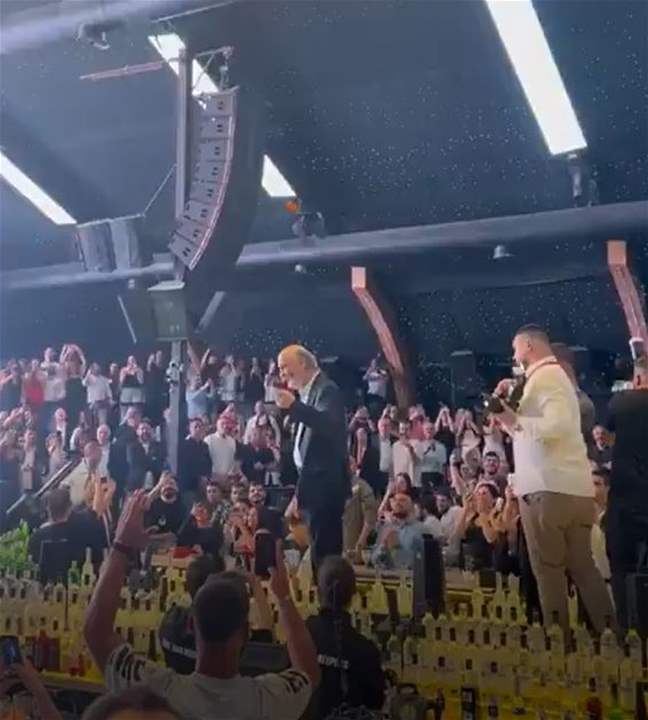 بالفيديو: رقصة لجعجع على المسرح! 