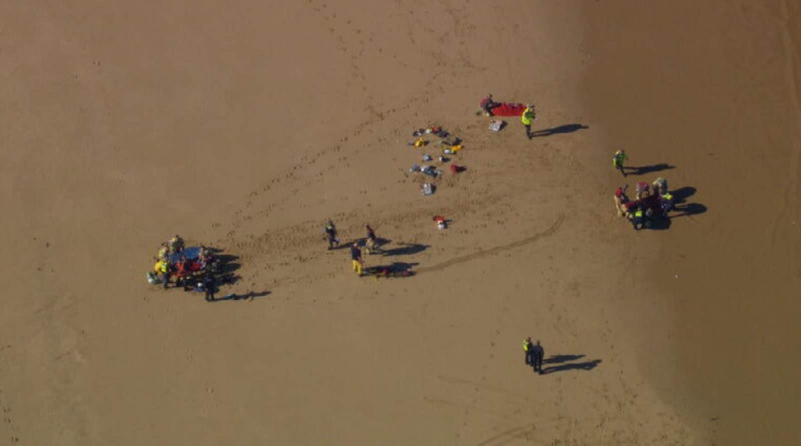 الهليكوبتر سقطت في المياه وركابها نجوا بأعجوبة (فيديو) 