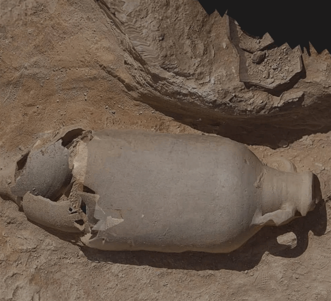 تحت مستشفى.. إكتشاف مقبرة أثرية 