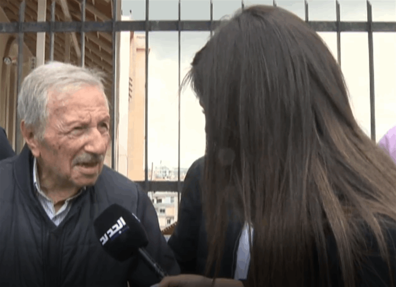 بالفيديو.. ناخب تجاوز الـ100 عام يتحدى العمر وينتخب