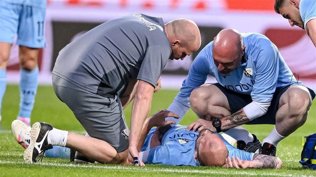 نقل لاعب كرة القدم إلى المستشفى متأثراً بإصابة "قد تهدد حياته" 