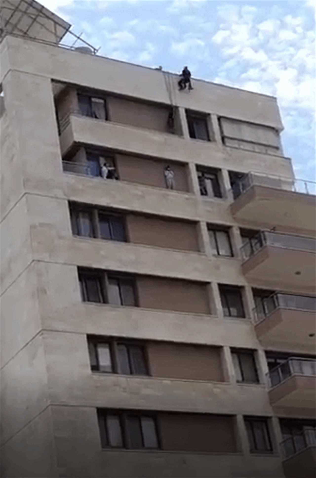 في الأشرفية.. عاملة تنتحر! (فيديو)