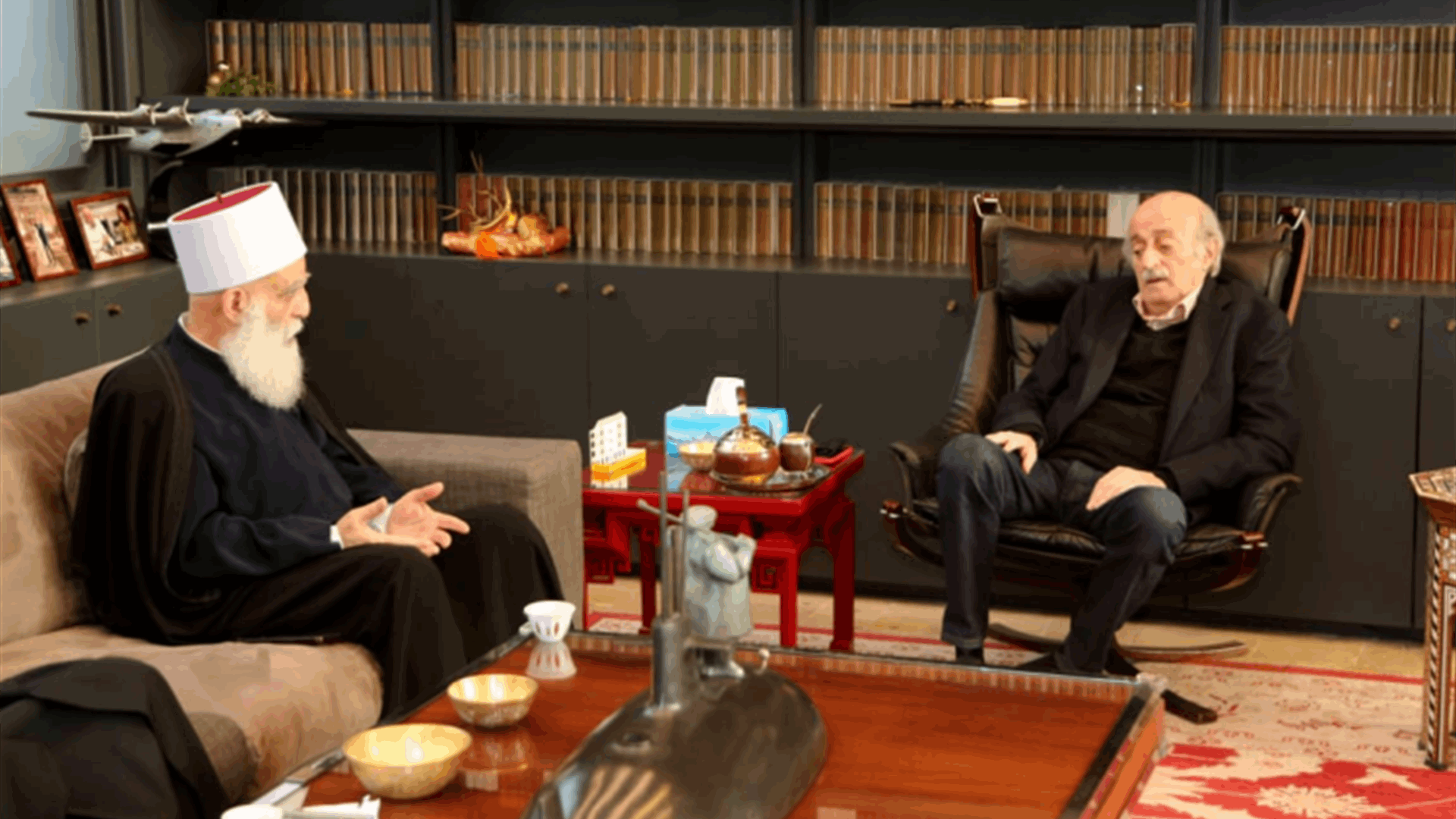 على طاولة جنبلاط وشيخ العقل.. لبنان وسوريا حاضرتان!  