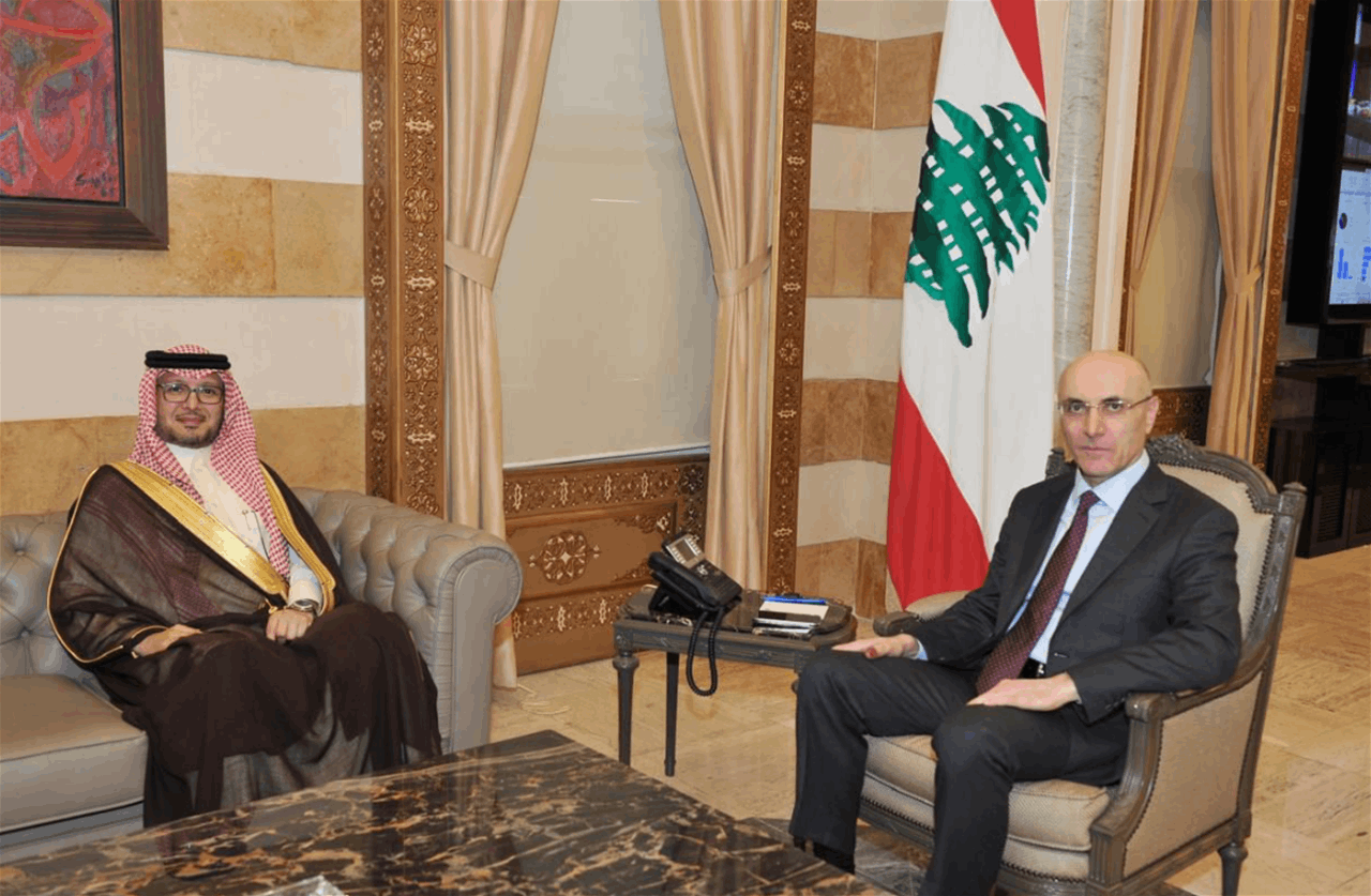 وزير الداخلية والبلديات أحمد الحجار يستقبل السفير السعودي وليد بخاري (صورة)