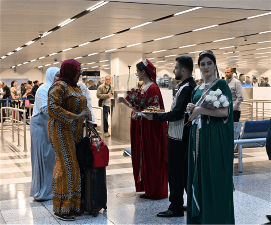 "نتطلّع لوصول مزيد من الإخوة الخليجيين".. إستقبال رسمي للإماراتيين في مطار بيروت 