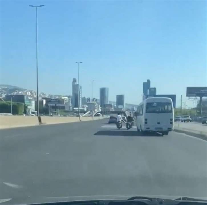 في ضبية.. حاول قتله على دراجة نارية! (فيديو)  