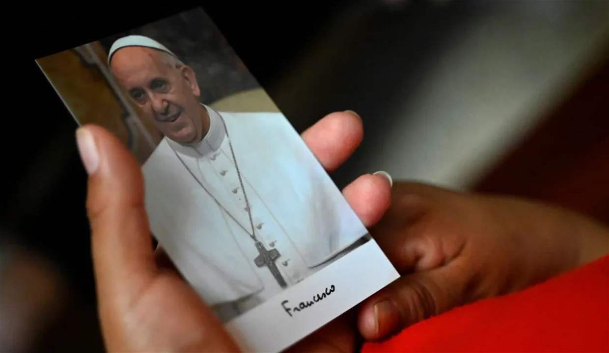 مجدداً.. الدخان الأسود يتصاعد من الفاتيكان