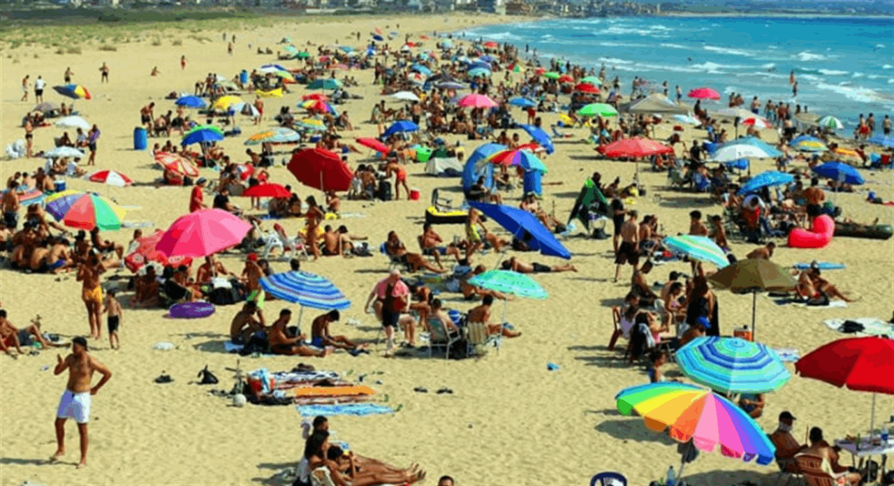 إقبال كثيف على شواطئ صور... روّاد البحر عادوا