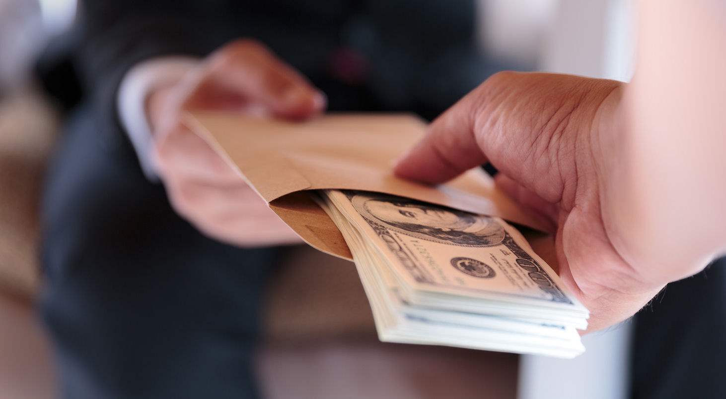 بالصور: هؤلاء دفعوا رشى إنتخابية! 