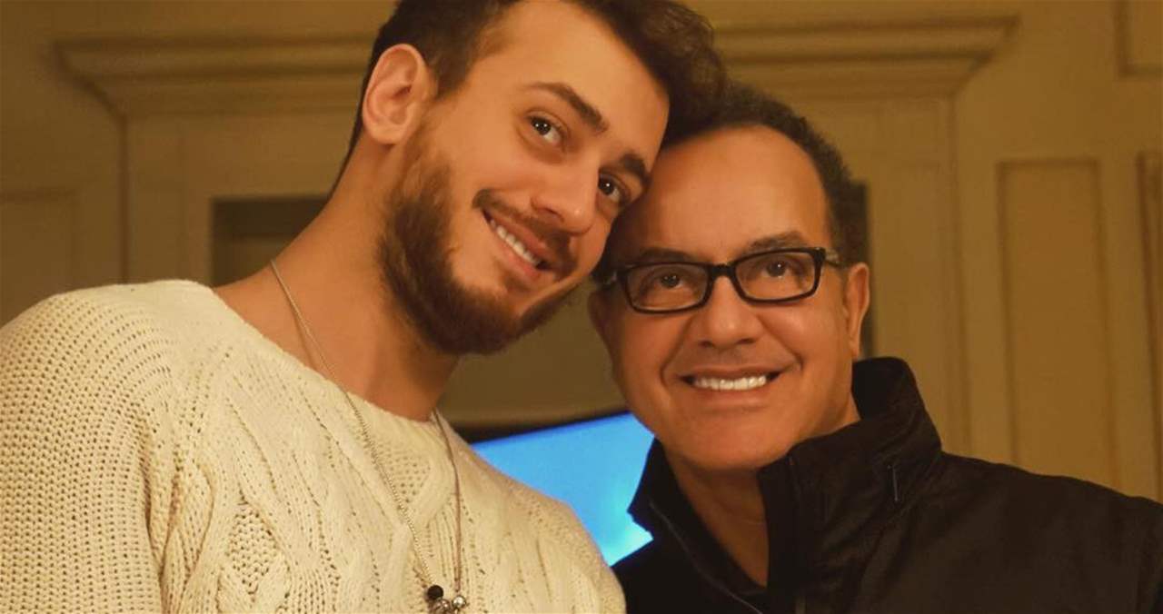 والد سعد لمجرد يبكي على المسرح قبل استئناف محاكمته بفرنسا