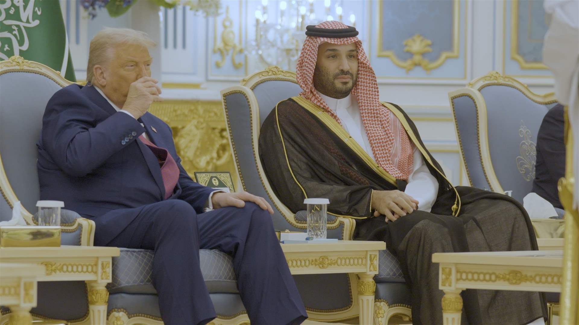 فيديو آخر.. ترامب شرب الفنجان بالكامل وطلب المزيد