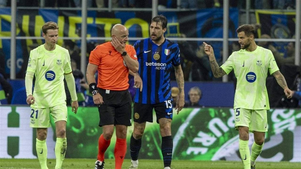 الاتحاد الأوروبي لكرة القدم يعاقب حكم مباراة برشلونة والإنتر