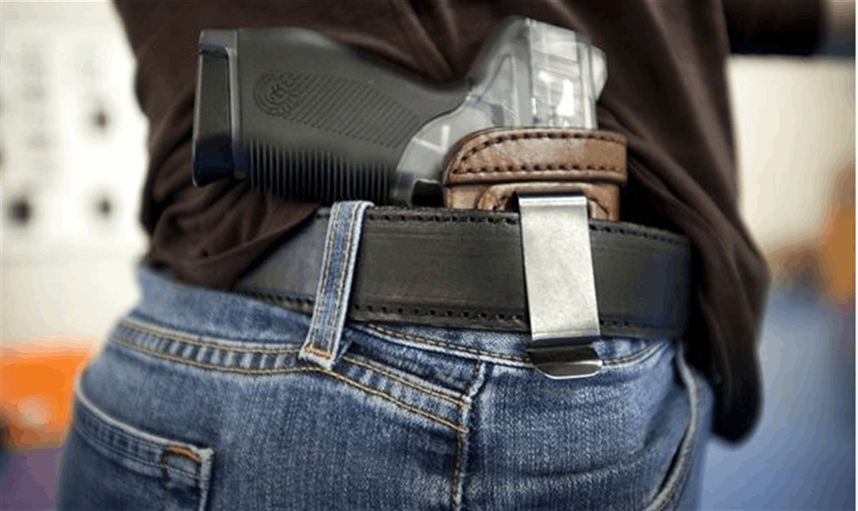 "الدفاع" تصدر قراراً بتجميد مفعول تراخيص حمل الأسلحة في محافظات عدة