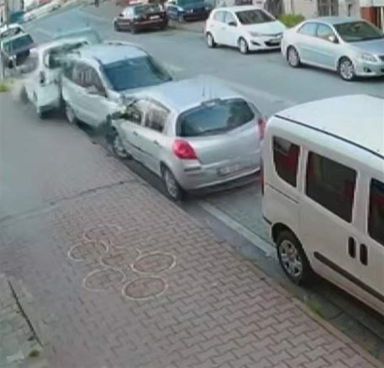 سيارة تخرج عن السيطرة وتصطدم بـ7 مركبات (فيديو) 