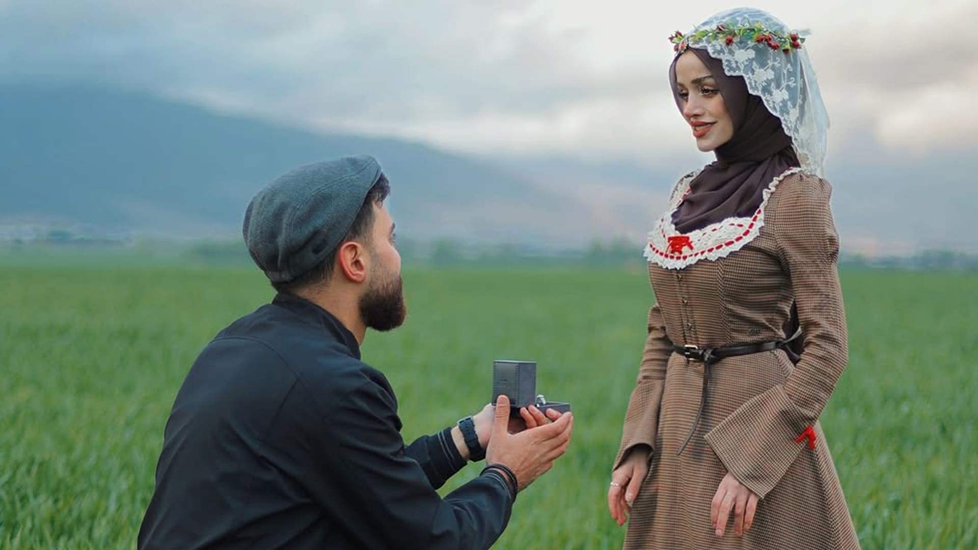 لقطة لـ عبير الصغير وخطيبها يوسف فرحات من داخل الجامع وهما يؤديان الصلاة 