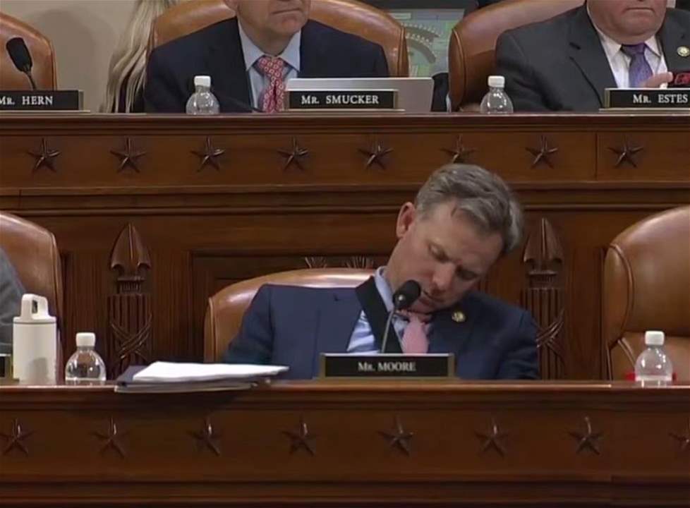 نواب أميركيون يغلبهم النعاس خلال جلسات طويلة (فيديو) 