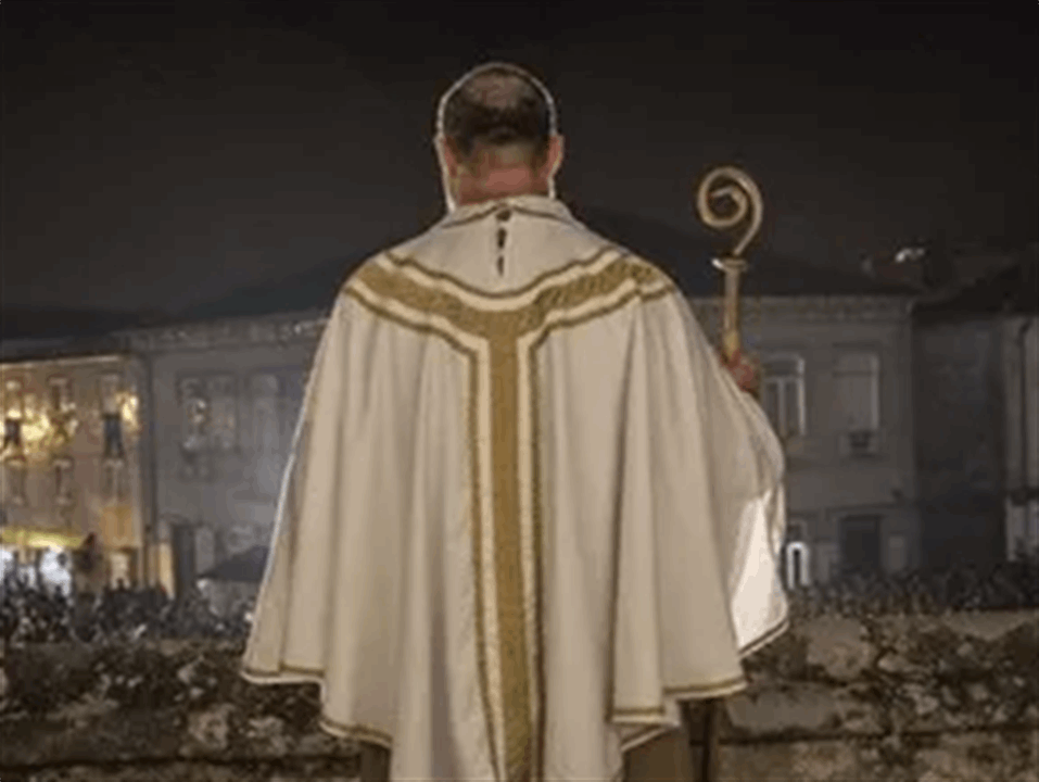 "حيازة مواد إباحية لأطفال".. كاهن تحت الإقامة الجبرية! 