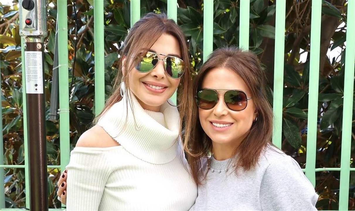 فيديو عفوي لـ نانسي عجرم مع والدتها يتصدر.. جلست بحضنها كالطفلة 