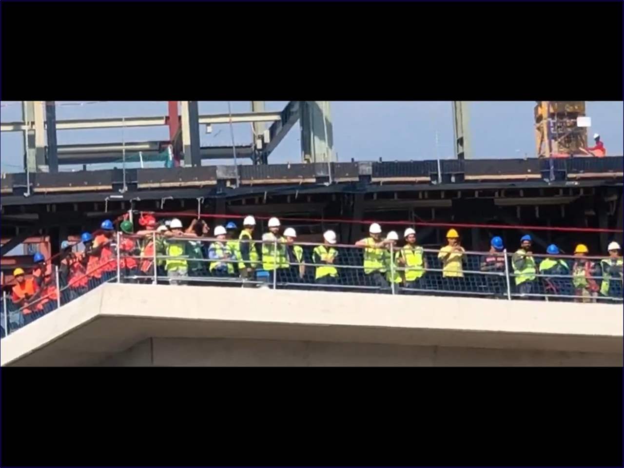 فيديو - عُمال الكامب نو استفادوا من موقعهم لمشاهدة الاحتفال