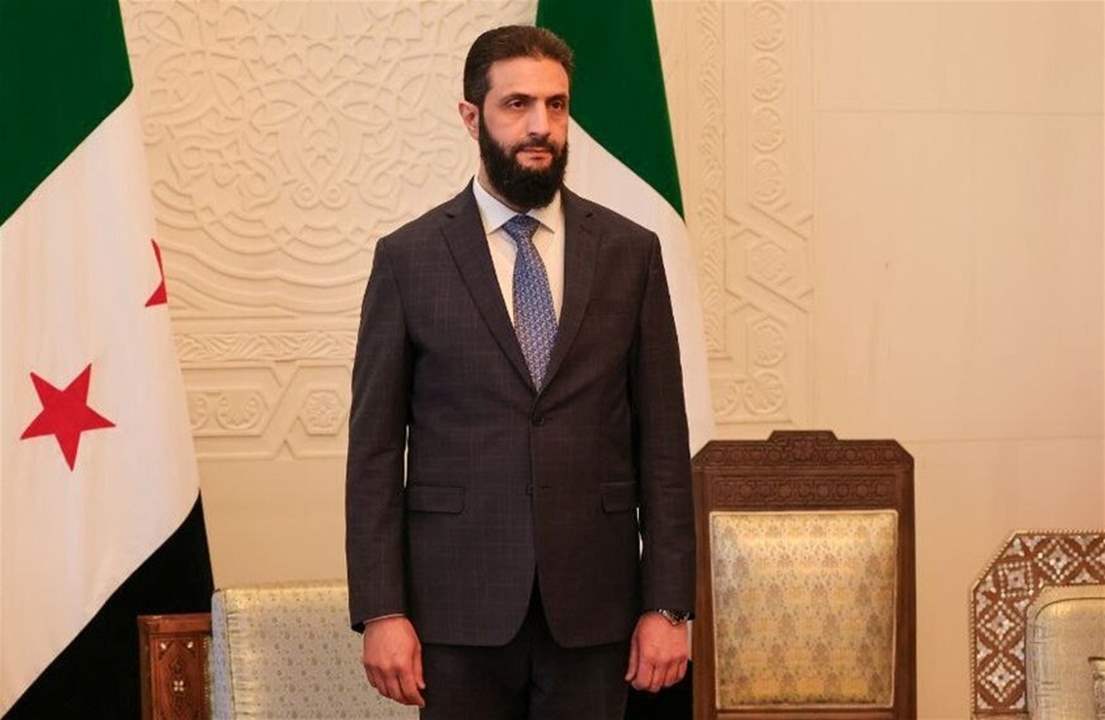 الرئيس احمد الشرع يتجول بسيارته في شوارع دمشق وسط تجمهر الأهالي حوله 