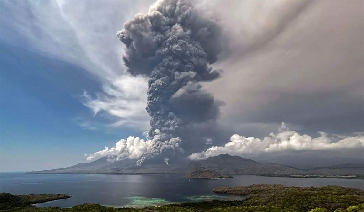 بركان يثور بإرتفاع 7000 متر (فيديو) 