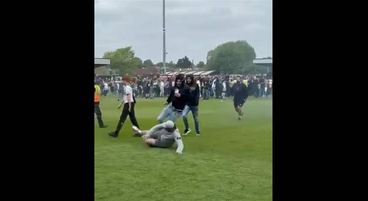 فيديو - مشجع يتهكم على منافسيه بـ"أفضل تدخل في الموسم" 