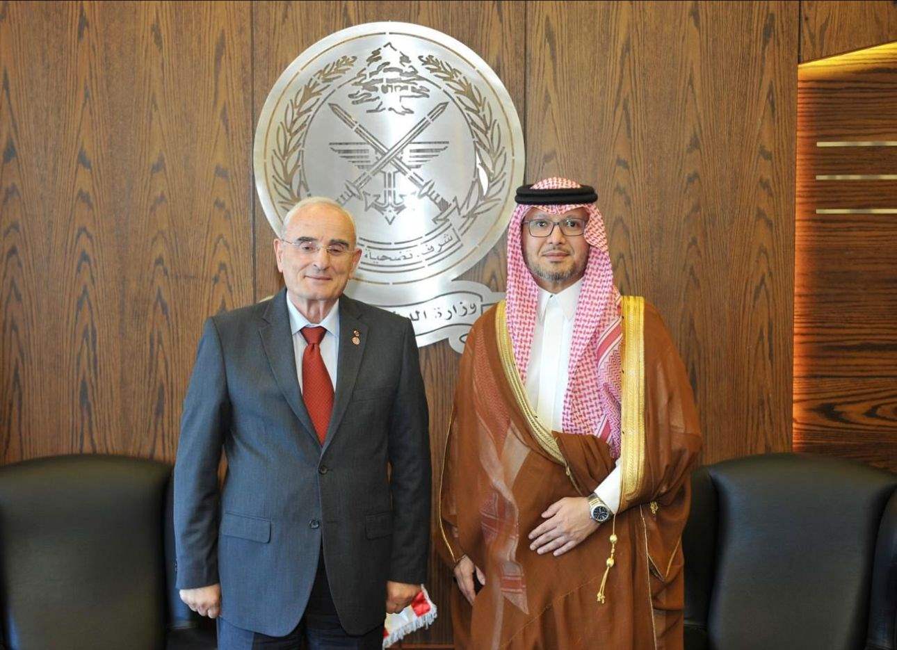 السفير السعودي وليد بخاري زار وزير الدفاع في اليرزة 