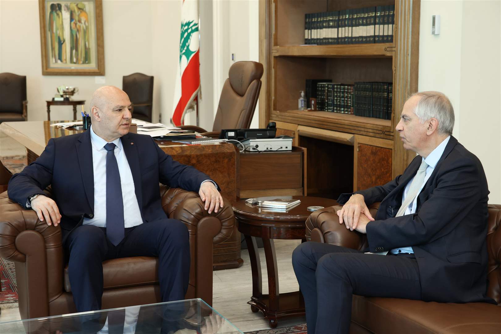 الرئيس عون عرض مع السفير الفرنسي هيرفي ماغرو مواضيع تتصل بالعلاقات اللبنانية - الفرنسية، إضافةً إلى التطوّرات الأخيرة في لبنان والمنطقة