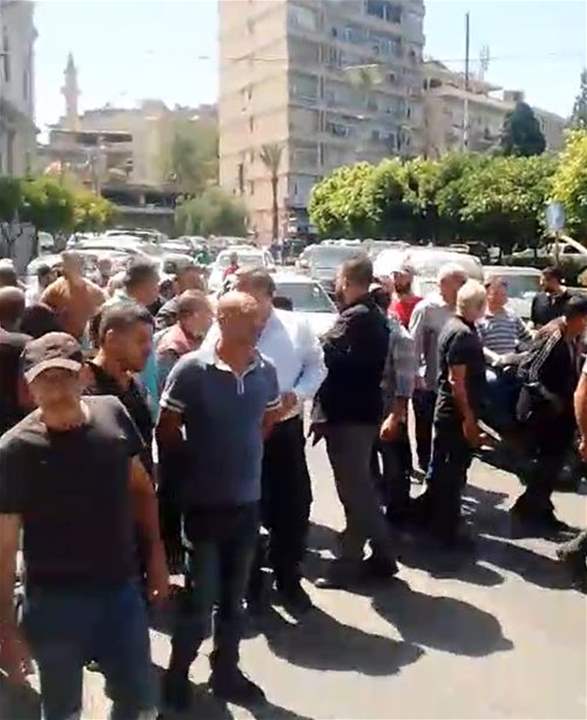 للمطالبة بزيادة الأجور.. غضب عمالي في طرابلس (فيديو) 