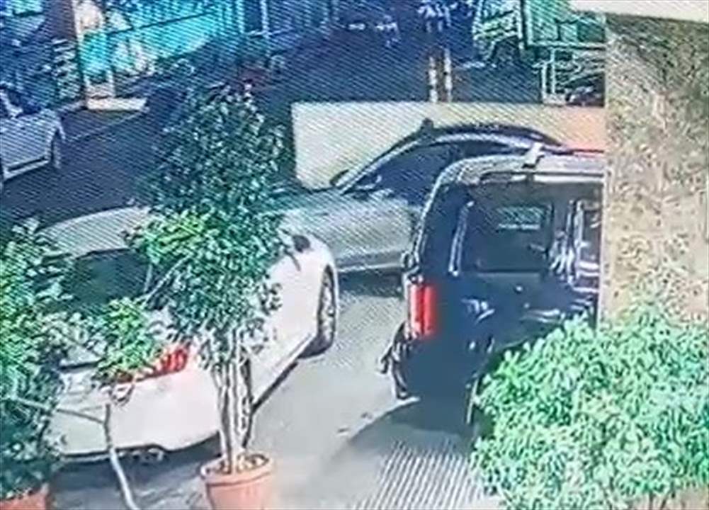 مسلّح يُهاجم فتاة داخل سيارتها في رأس النبع (فيديو)   