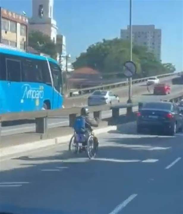 شخص على كرسي متحرّك يثير الذعر في الشارع (فيديو) 
