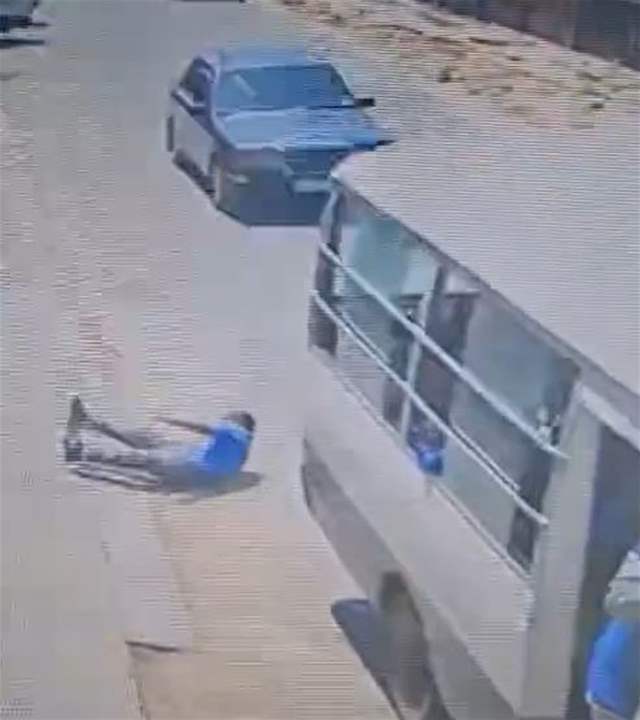  واقعة مروّعة في طرابلس.. طالب يسقط من باص المدرسة (فيديو) 