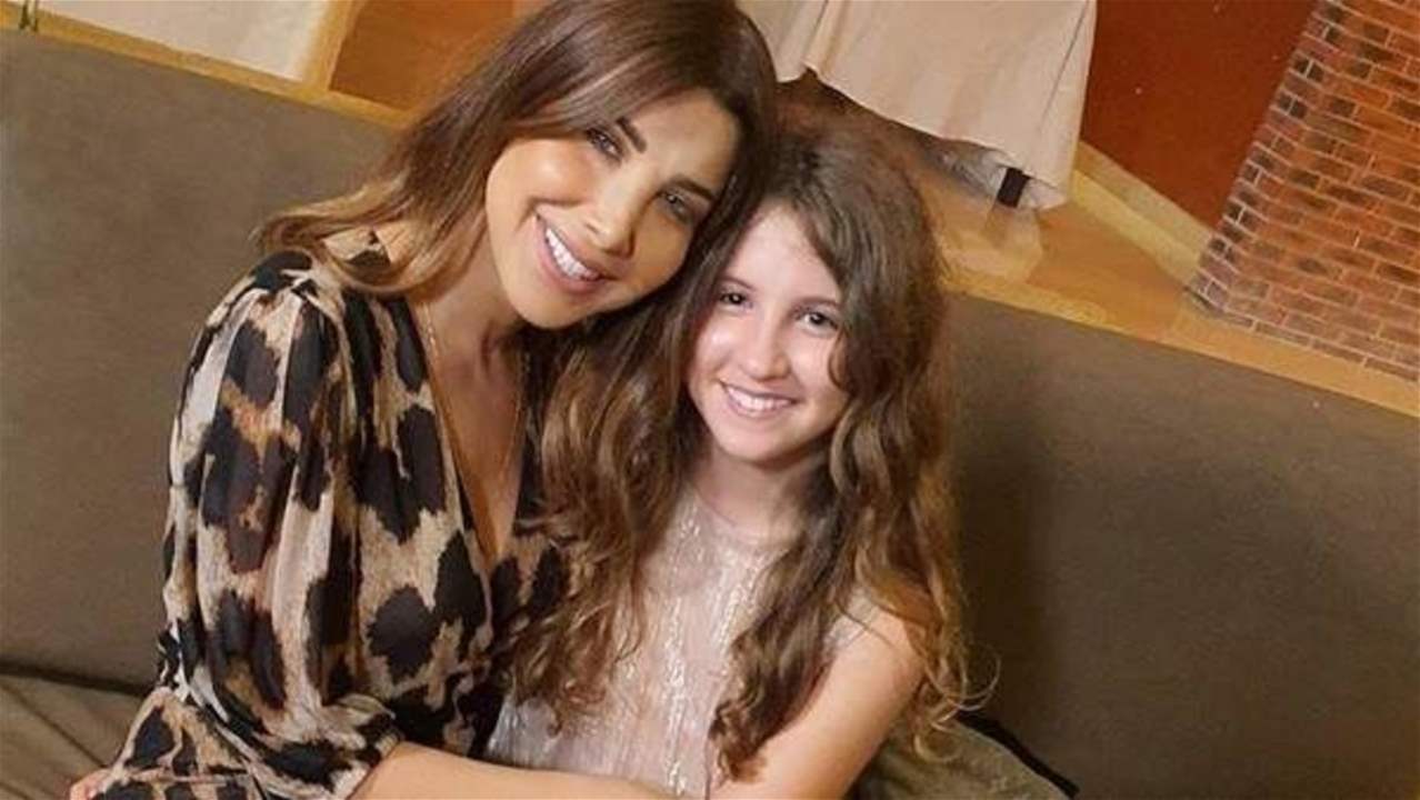 ميلا ابنة نانسي عجرم الكبرى تخطف الأنظار بأحدث ظهور برفقتها