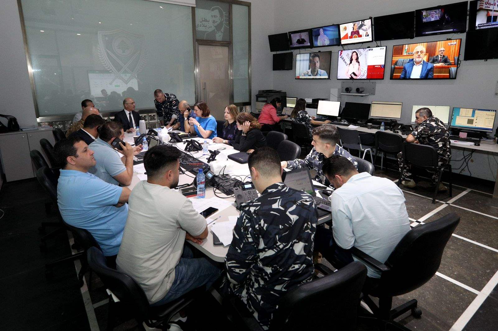 بالصورة: وزير الداخلية في غرفة العمليات! 