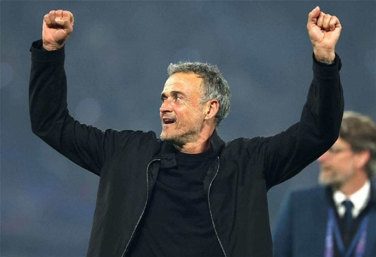 فيديو - لماذا يُدرّب لويس إنريكي من مكان مرتفع؟!